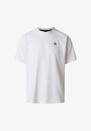 T-shirt blanc uni à manches courtes avec encolure ronde et petit logo de boussole bleu sur la poitrine gauche.