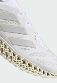 Scarpa da ginnastica bianca con tomaia traspirante, dotata di accenti traslucidi e di una suola distintiva in stile reticolato.