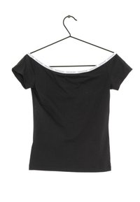 Svart off-shoulder topp i mjuk bomull, med korta ärmar och ett vitt märkeselastiskt band längs halsringningen.