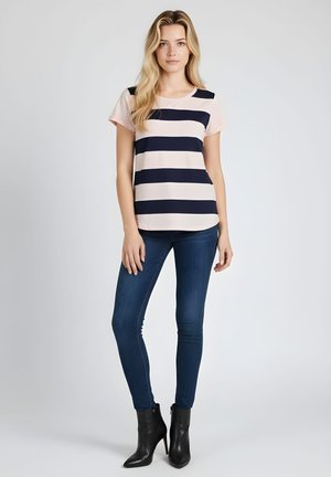 DE A RAYAS EN CONTRASTE CON CUELLO REDONDO - Camiseta estampada - rosa