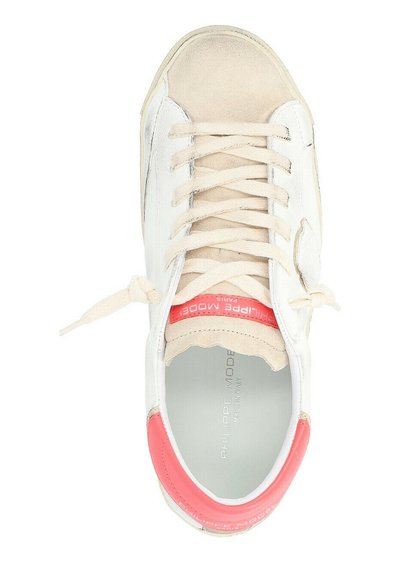 Baskets en cuir blanc avec un embout en daim, des accents beige, un détail rose au talon et des lacets plats. L'intérieur présente un logo imprimé.