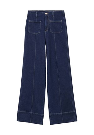 Pantaloni di jeans a gamba larga blu scuro con tasche applicate frontali, cuciture visibili, passanti per cintura e chiusura con bottone in vita.