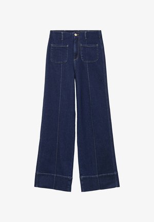Pantalon en denim bleu foncé à jambes larges avec poches plaquées à l'avant, coutures apparentes, passants de ceinture et fermeture par bouton à la taille.