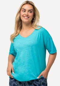 Ulla Popken COLD-DYED SHORT SLEEVE V-NECK - Jednoduché tričko - deep aqua