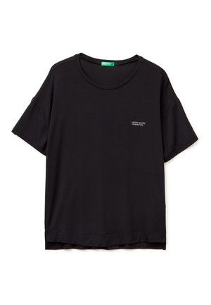 Czarny T-shirt z krótkim rękawem, okrągłym dekoltem i małym białym napisem "United Colors of Benetton" na lewej piersi.