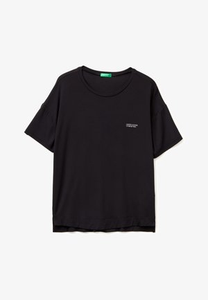 Camiseta negra de manga corta con cuello redondo y un pequeño texto blanco "United Colors of Benetton" en el pecho izquierdo.