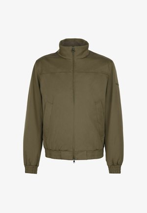 Olivengrøn jakke med fuld lynlås foran, stående krave, elastiske ærmegab og kant samt skrå sidelommer på hvid baggrund.