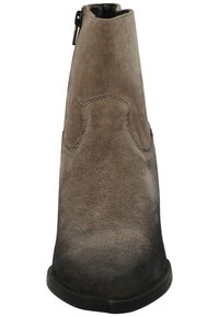 Stivale alla caviglia in suede con una sfumatura marrone e una texture liscia. Presenta una cerniera laterale e una punta rotonda, montato su una suola nera bassa.