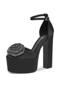 Černá saténová platformová vysoká bota s velkým zdobeným detailem růže na špičce a kotníkovým páskem s kovovou sponou.