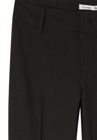 Czarne spodnie o gładkiej fakturze, z płaskim paskiem w talii i dyskretnymi kieszeniami bocznymi. Metka z napisem 'Terranova'. Dopasowany krój.