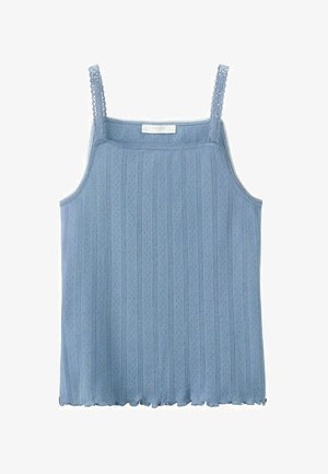 Top fără mâneci tricotat bleu deschis, cu bretele subțiri din dantelă, model texturat vertical și tiv ondulat.