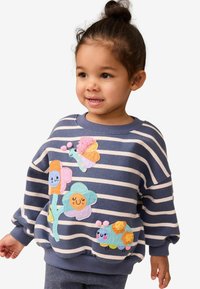 Blau gestreifter Sweatshirt mit bunten gestickten Blumen und Insekten. Mit Rundhalsausschnitt und lockerem Schnitt. Weicher, Baumwollstoff.