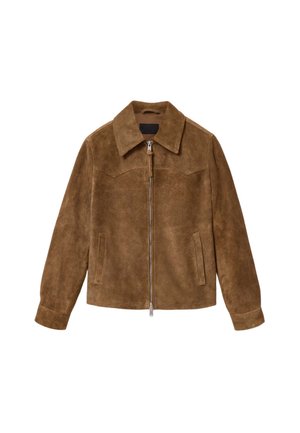 Bruine suède jas met een kraag, ritssluiting aan de voorkant, twee zijzakken en een gestructureerd oppervlak met minimale details.