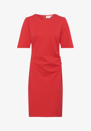 Rode getailleerde jurk van gladde stof, met korte mouwen, een ronde halslijn en ruches aan de zijkant voor extra textuur.