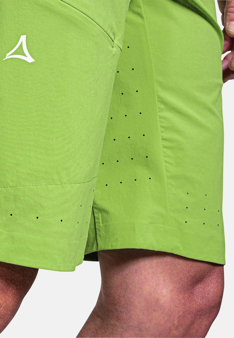 Limenvihreät urheilushortsit, jotka on valmistettu kevyestä kankaasta. Sisältää läpivientejä hengittävyyden lisäämiseksi ja valkoisen logon sivulla.