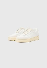Sneakers bianchi con tomaia in pelle liscia e dettagli in suede, dotati di una suola chunky color crema e lacci rotondi. Presenti dettagli testurizzati.