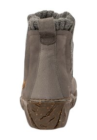 Grauer Leder-Stiefelette mit gestricktem Kragen, strukturiertem Gummisohle und genähten Details. Die Rückansicht zeigt eine Schlaufe für ein einfaches Anziehen.