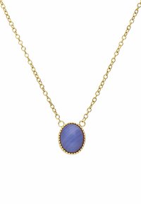 Gouden ketting met een ovale paarse steen, gezet in een getextureerde zetting met een parelrand. Glad oppervlak, middelmatige lengte.