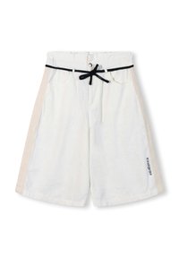 Witte linnen shorts met een beige zijpaneel, zwarte koordsluiting, voorzakken en bedrukte tekst aan de zijkant. Glad textuur en een relaxte pasvorm.
