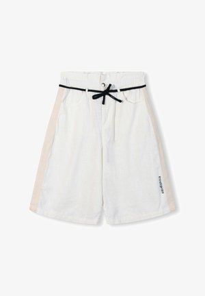 Weiße Leinen-Shorts mit beigem seitlichen Einsatz, schwarzem Kordelzug, Fronttaschen und bedrucktem Text an der Seite. Glatte Textur und entspannte Passform.