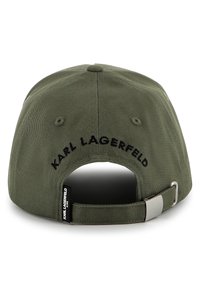 Olíva zöld baseball sapka hímzett "KARL LAGERFELD" felirattal a hátsó részen, állítható fém pánttal és texturált anyagból készült.