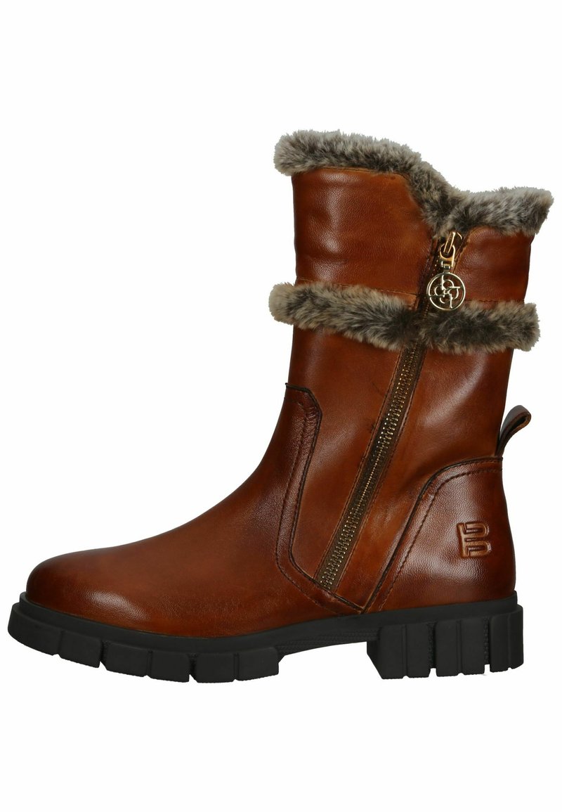 Bota de cuero marrón con puño de piel sintética, cremallera lateral y suela de goma negra gruesa. Logotipo grabado en el lado exterior.