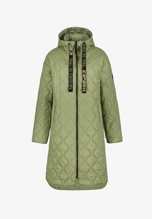 Olivgrüner, gesteppter langer Mantel mit Kapuze, ausgestattet mit einem schwarzen Reißverschluss und Riemen mit der Aufschrift "Established in 1996." Glatte Textur und lässige Passform.