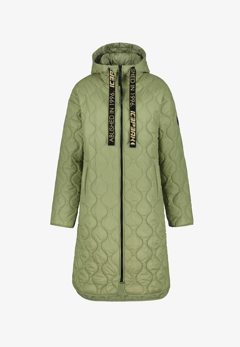 Olivgrüner, gesteppter langer Mantel mit Kapuze, ausgestattet mit einem schwarzen Reißverschluss und Riemen mit der Aufschrift "Established in 1996." Glatte Textur und lässige Passform.