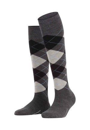Chaussettes montantes en gris foncé, avec un motif en diamant en noir, gris clair et blanc avec des accents bleus. Fabriquées dans un tissu texturé.
