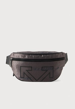 Riñonera gris estampada, con cremallera negra, correa ajustable y un gran diseño de flecha delineada en la parte delantera.