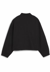 Veste noire courte avec un col, des manches longues et une coupe droite. Présente des coutures visibles et est fabriquée dans un tissu robuste.