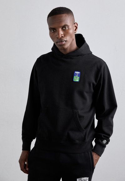 Sweatshirt à capuche noire avec une poche avant, arborant une pièce de logo colorée sur la poitrine. Tissu doux, design décontracté, coupe régulière.