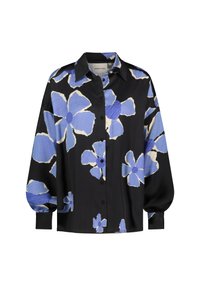 Zwarte blouse met grote blauwe bloemenprint, met een knoopsluiting aan de voorkant, lange pofmouwen en een gladde, glanzende stoftextuur.