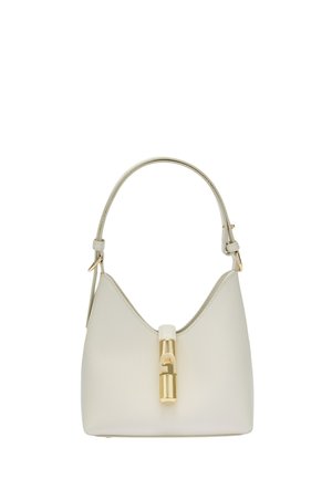 Borsa a mano in pelle crema con forma strutturata, parte superiore curvata e un accentuato gancio dorato sul davanti. Tracolla regolabile.