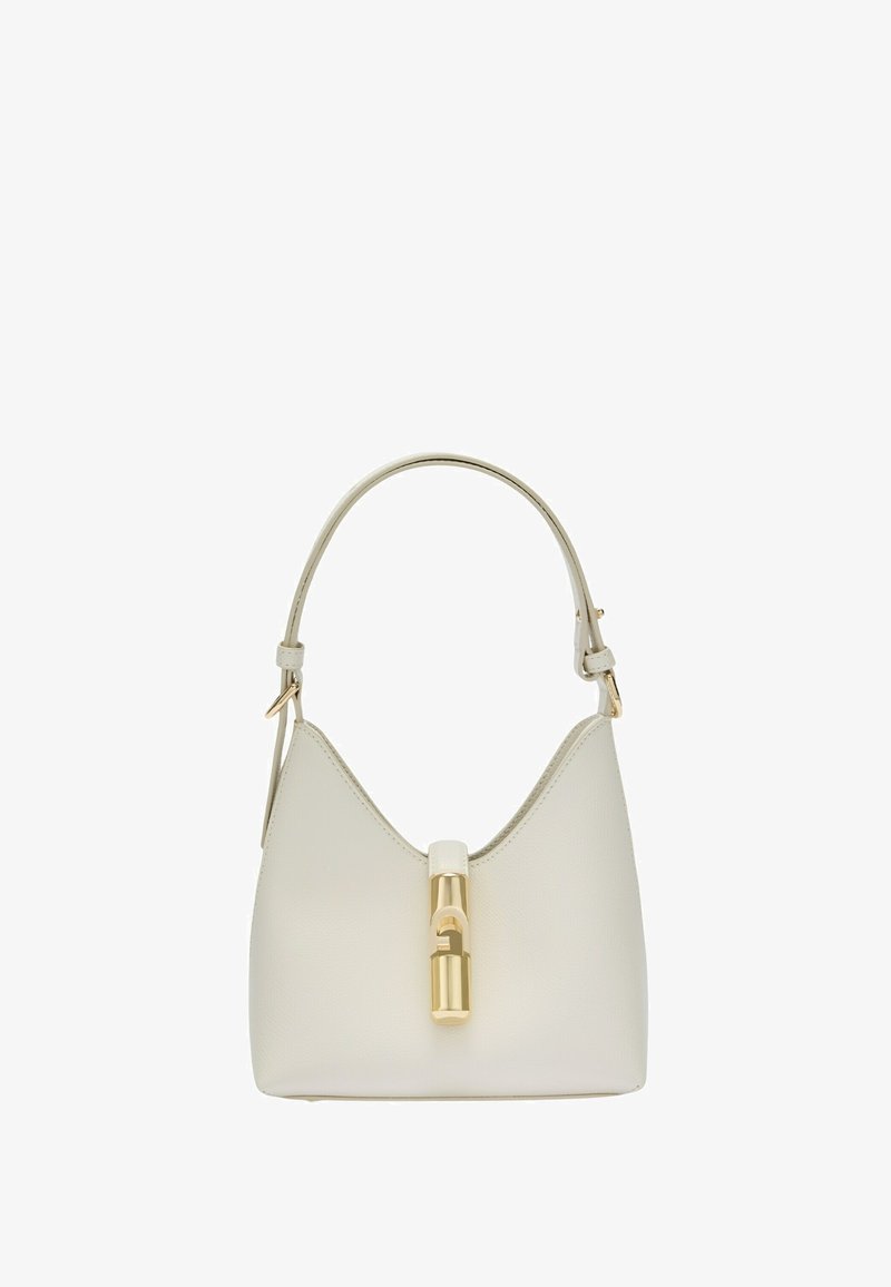 Crème leren handtas met een gestructureerde vorm, gebogen bovenkant en een goudkleurige sluiting aan de voorkant. Verstelbare schouderriem.