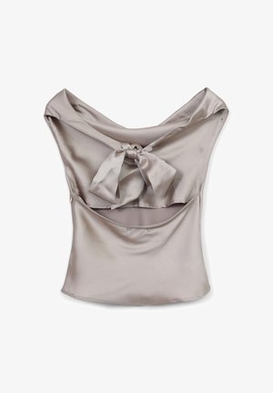Top en satin à taupe clair, avec un décolleté large, un nœud dans le dos, et une silhouette ajustée avec une texture lisse.