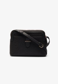 Schwarze gewebte Schultertasche mit strukturiertem Design, Lederakzenten, Reißverschluss und verstellbarem Tragegurt. Texturierte Oberfläche und einfache Hardware.