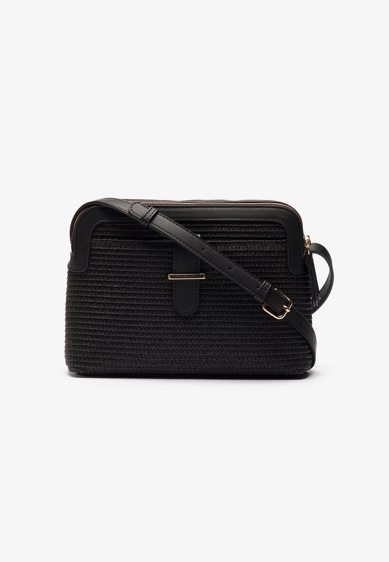 Schwarze gewebte Schultertasche mit strukturiertem Design, Lederakzenten, Reißverschluss und verstellbarem Tragegurt. Texturierte Oberfläche und einfache Hardware.