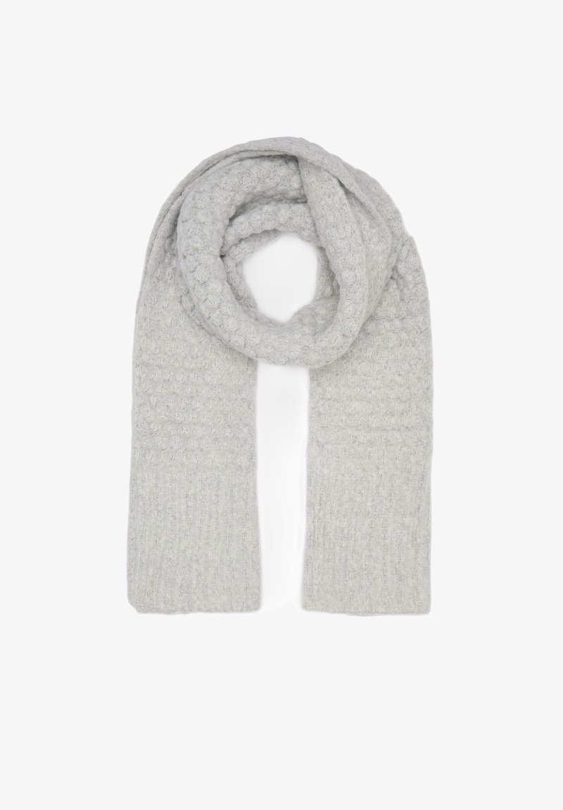 Écharpe en laine grise avec un motif texturé et des bords côtelés, fabriquée à partir d'un matériau doux, enroulée en boucle.