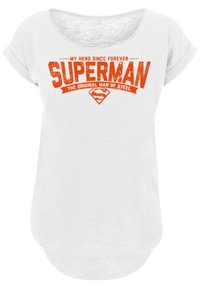 Bílý tričko s krátkým rukávem a kulatým výstřihem. Obsahuje oranžovou grafiku s nápisem "SUPERMAN: Můj hrdina odjakživa" a logem štítu.