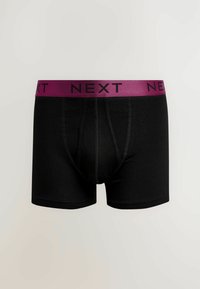 Fekete boxer alsó, fitted kialakítással, magenta elasztikus derékkal, amelyen a "NEXT" felirat található, valamint varrással díszített anyaggal.