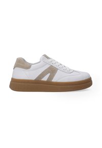 Weiße Leder-Sneaker mit sandfarbenen Wildleder-Akzenten, runder Zehenpartie, Schnürdesign und einer strukturierten Gummikautschuksohle.