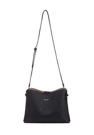 Borsa a tracolla in pelle nera texturizzata con tracolla regolabile e piccolo logo argentato al centro sulla parte anteriore.