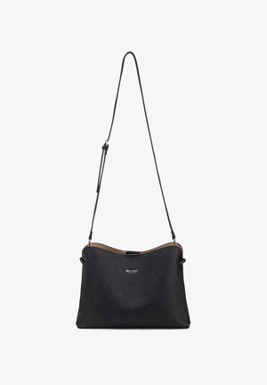 Sac à bandoulière en cuir noir texturé avec une sangle réglable et un petit logo argenté au centre sur le devant.