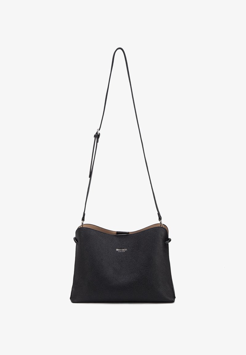 Sac à bandoulière en cuir noir texturé avec une sangle réglable et un petit logo argenté au centre sur le devant.