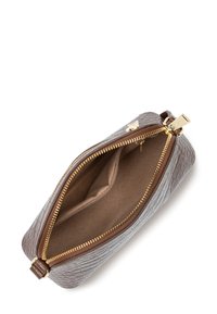 Sac en cuir embossé crocodile marron avec quincaillerie dorée, fermeture éclair et doublure intérieure lisse. Forme rectangulaire compacte.