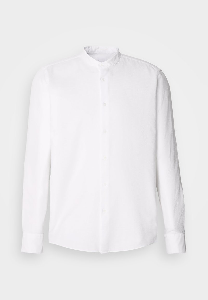 Biała koszula z długim rękawem i stójką, z guzikowym zapięciem z przodu, o teksturowanej tkaninie i klasycznym kroju. Brak widocznych wzorów lub akcentów.
