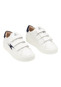 Baskets en cuir blanc avec deux bandes Velcro, accents de talon bleu marine, épaisse semelle en caoutchouc blanc et logo étoile discret sur le côté.