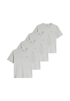 Vier schlichte weiße Kurzarm-T-Shirts mit Rundhalsausschnitt, neben- und versetzt angeordnet, jeweils mit kleinem schwarzem Text auf der linken Brust.