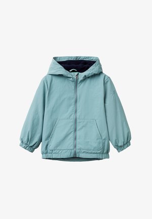 Lichtblauwe hooded jas met een voorrits, elastische manchetten, twee frontzakken en een marineblauwe binnenvoering. Zacht, waterafstotend materiaal.